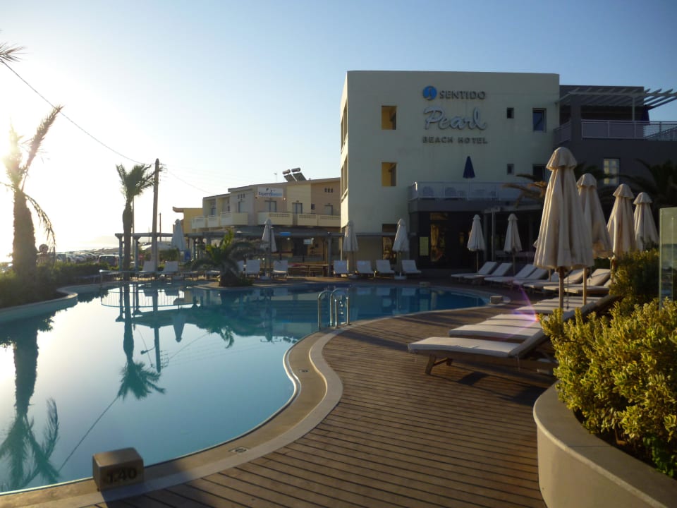Blick über den Pool auf das Schwesterhotel Aegean Pearl