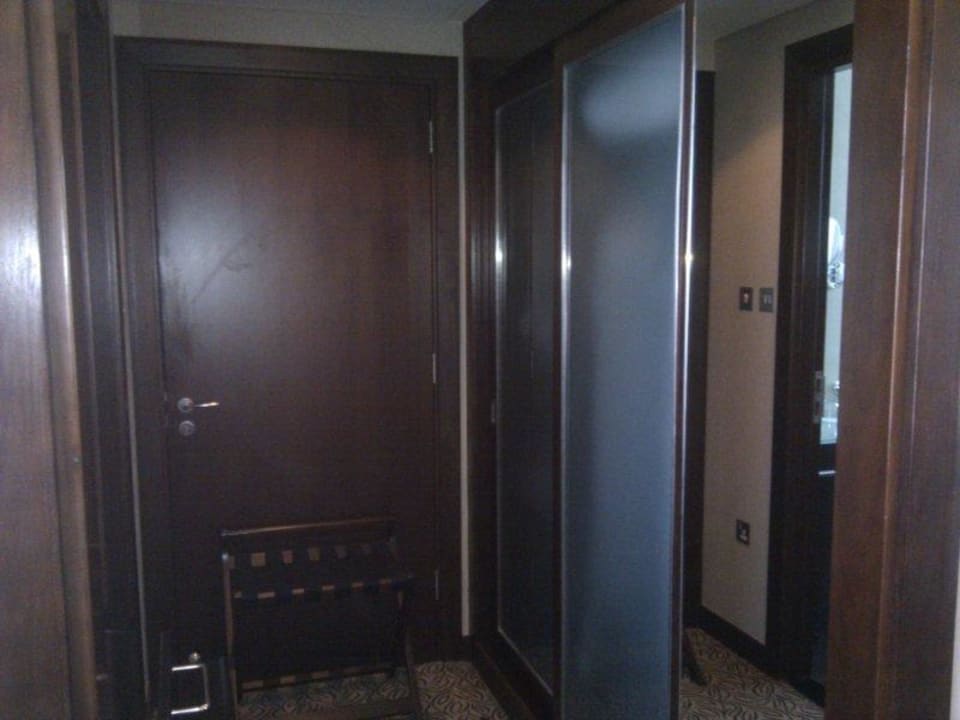 Vom Zimmer in Richtung Bad Rose Rayhaan by Rotana