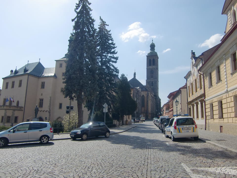 Straße vorm Hotel mit Kirche Hotel U Vlasskeho Dvora
