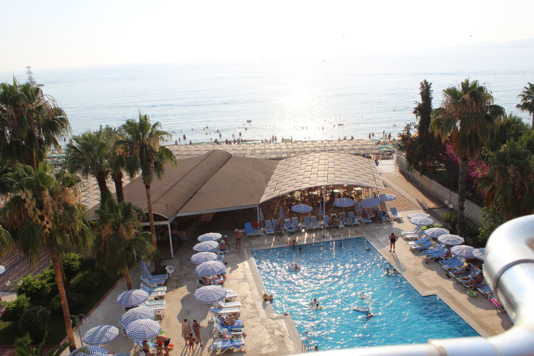 Schön gepflegter Pool. Lonicera Resort & Spa Hotel