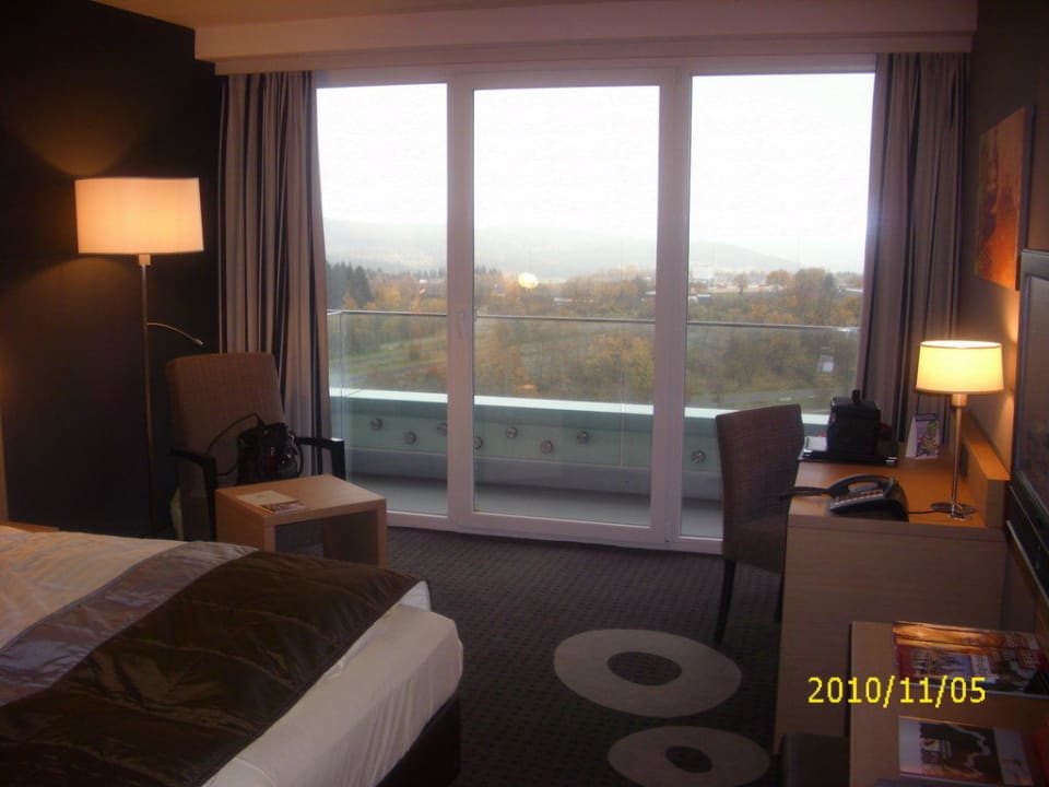 Blick auf den Balkon zur Straßenseite     Lindner Hotel Nurburgring Congress, part of JdV by Hyatt
