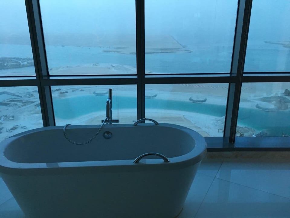 Sensationeller Ausblick aus dem Badezimmer Conrad Abu Dhabi Etihad Towers