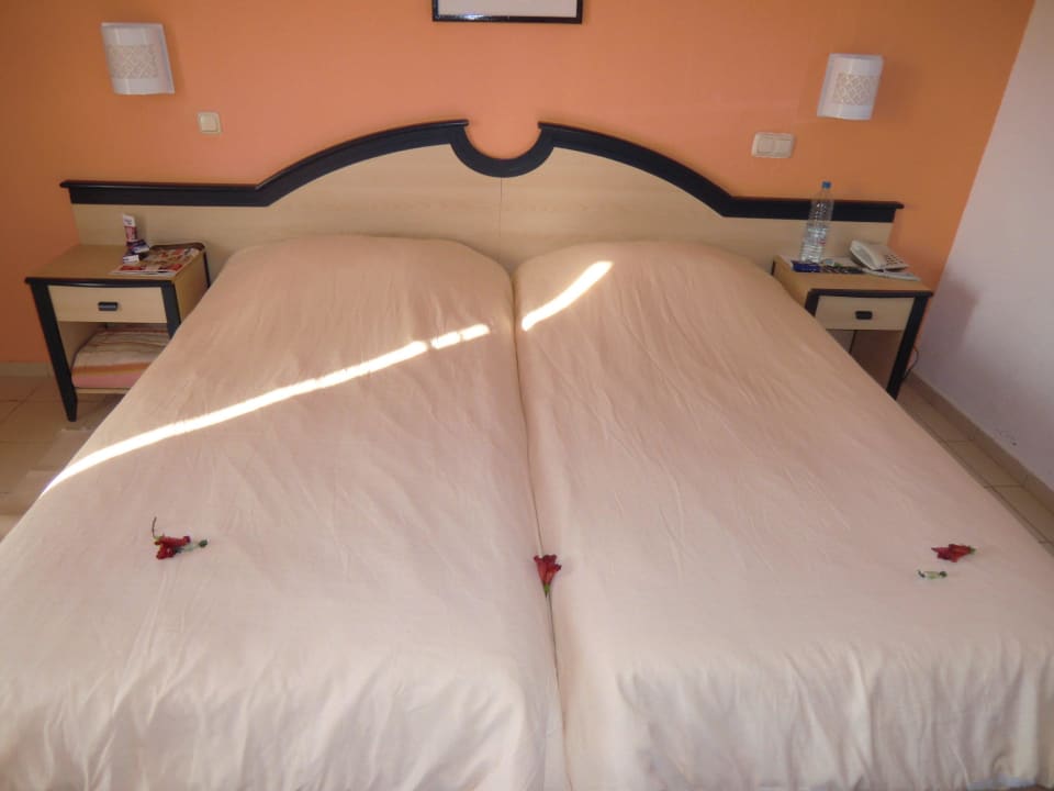 Vom Zimmermädchen dekoriertes Bett Iberostar Waves Mehari Djerba