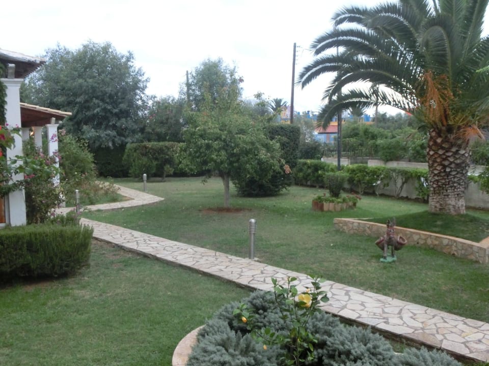 Garten vorm Eingang Hotel Albatros