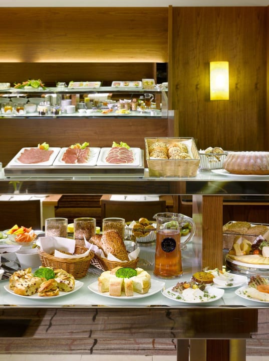 Breakfast Saloon K+K Hotel Fenix