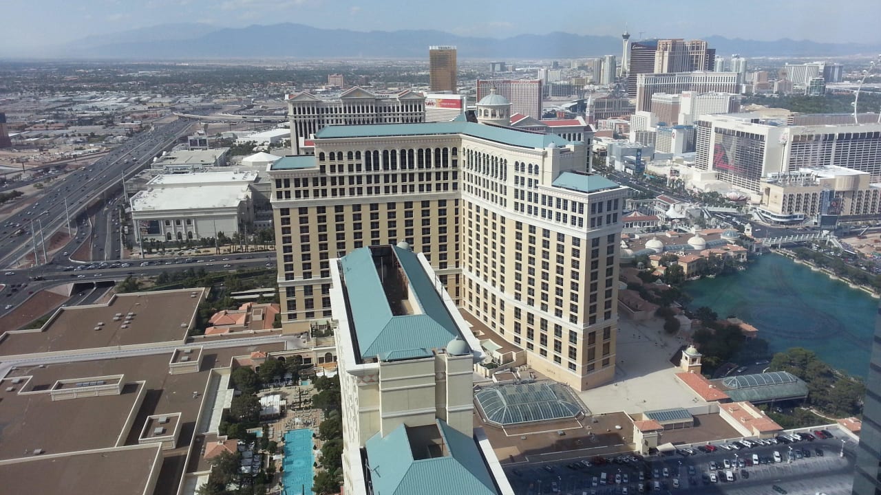 Links Autobahn, rechts Strip Vdara Hotel & Spa at CityCenter Las Vegas