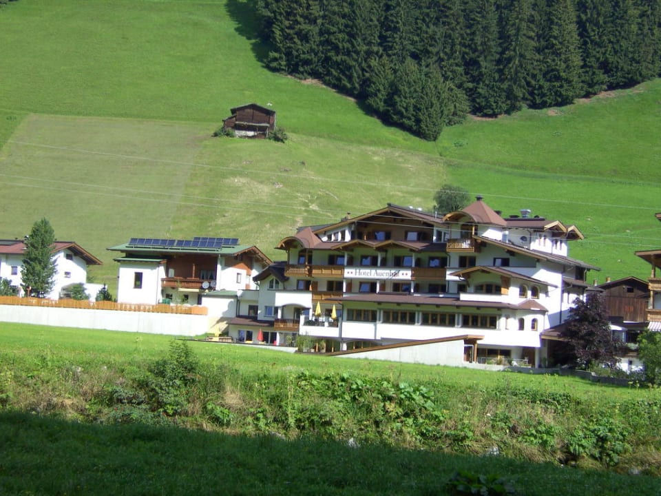 Hotel Auenhof vom Wanderweg aus Auenhotel
