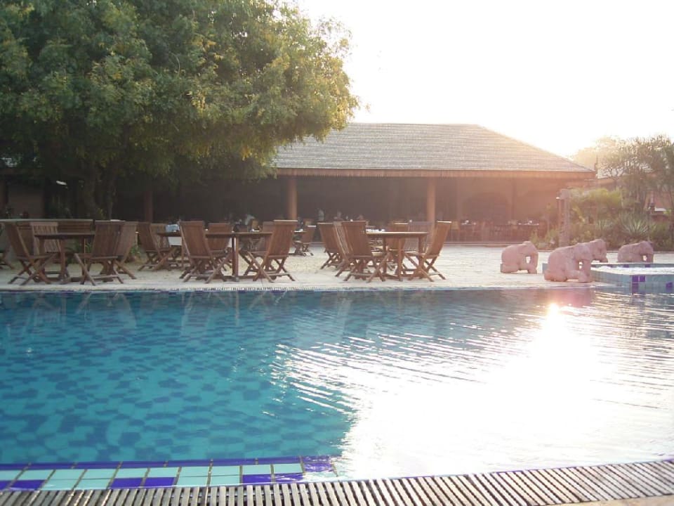 Pool und Restaurant Hotel Tharabar Gate
