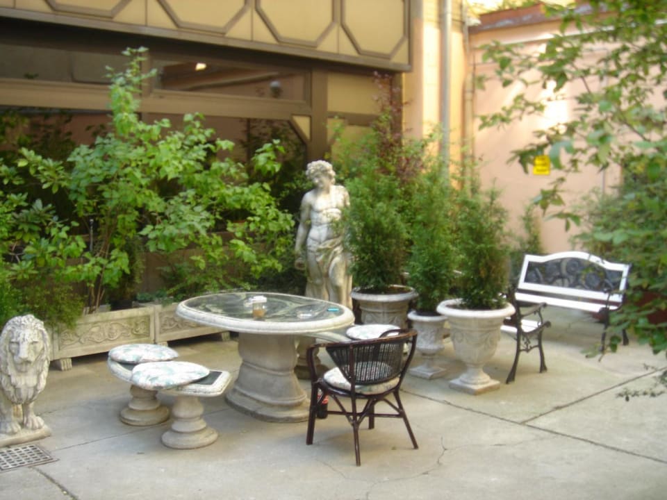 Garten im Innenhof Pension Pharmador