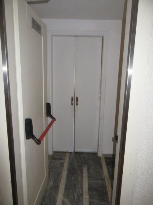 Aufgang zu Zimmer 801 Apollonia Beach Resort & Spa