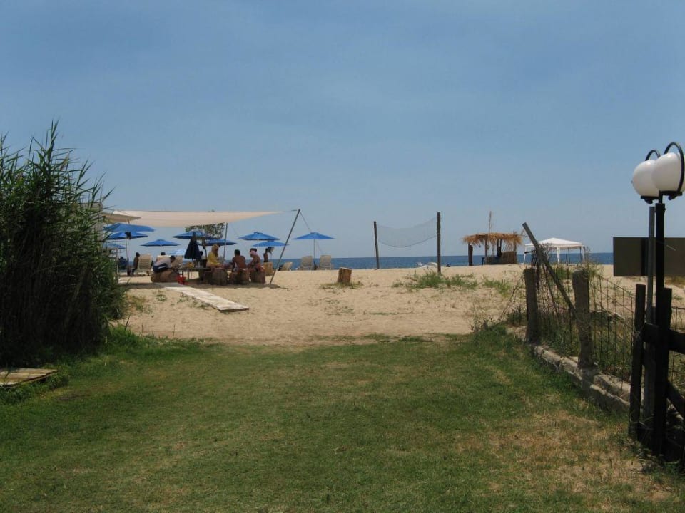 Strandzugang mit Strandbar Aparthotel Despotiko Tristinika Beach