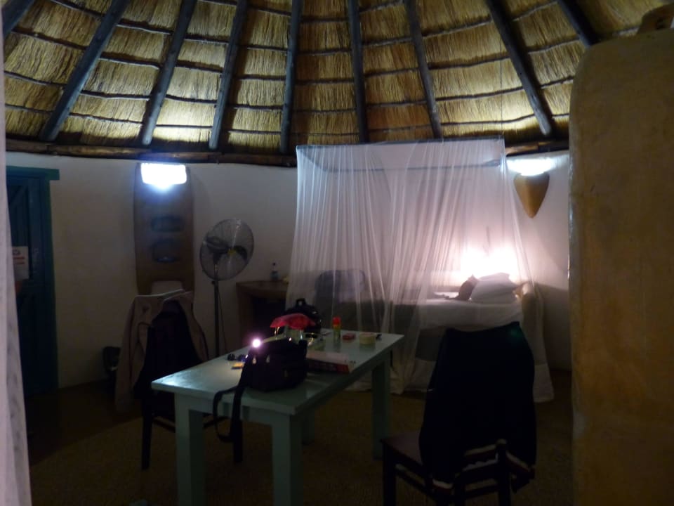 Blick von der Dusche ins Zimmer Planet Baobab Botswana