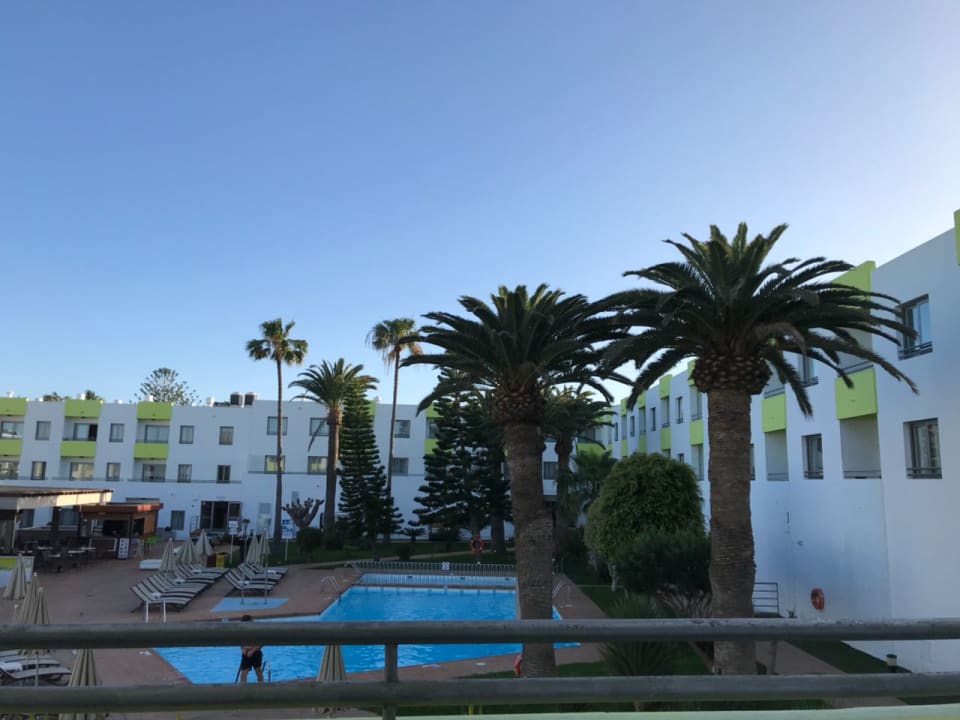 Blick vom Balkon in den Innenhof mit Poolbereich Hotel LIVVO Corralejo Beach