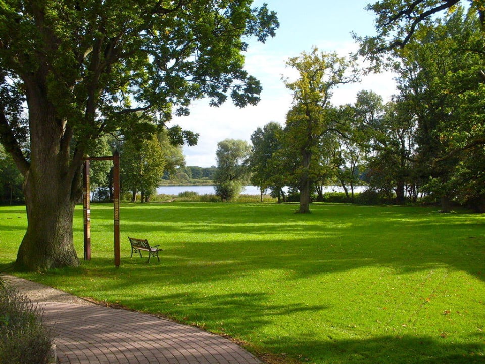 Blick zum Schloßsee vom Garten aus Hotel Schloß Wedendorf