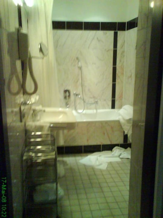 Waschbecken und Badewanne Le Méridien Grand Hotel Nürnberg