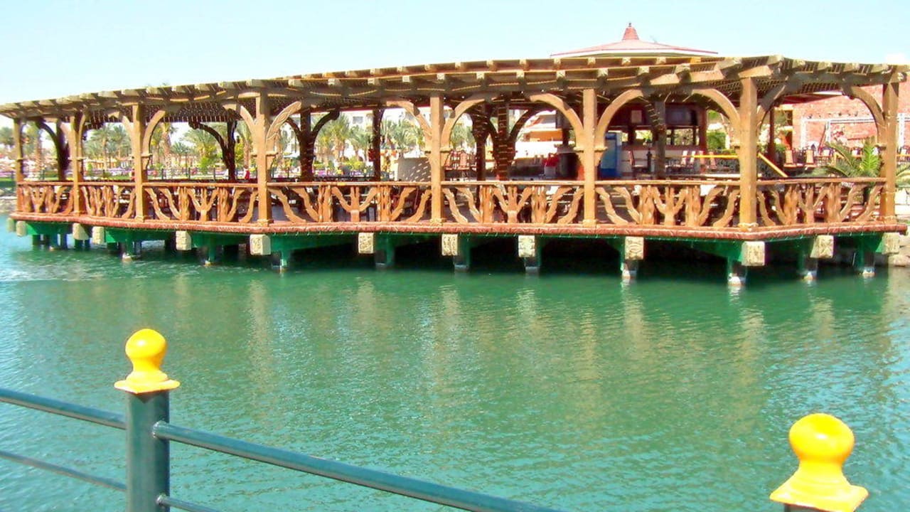 Wunderschöne Holzterrasse in der Lagune Pickalbatros Dana Beach Resort - Hurghada
