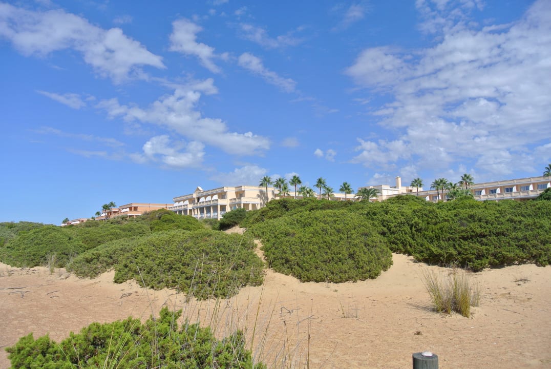 Blick vom Strand zum Hotel Hipotels Playa la Barrosa
