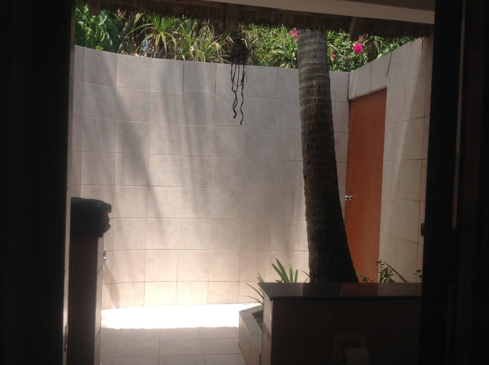 Offenes Bad mit Palme Angaga Island Resort