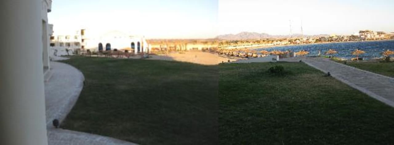 Blick von der Terrasse auf die Bucht Coral Sun Beach