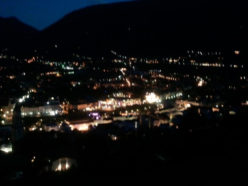 Blick auf Meran bei Nacht vom Balkon Appartement & Weingut Linter