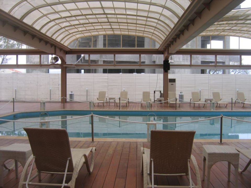 Piscine vue sur l'hotel abandonné Hotel Blue Pearl
