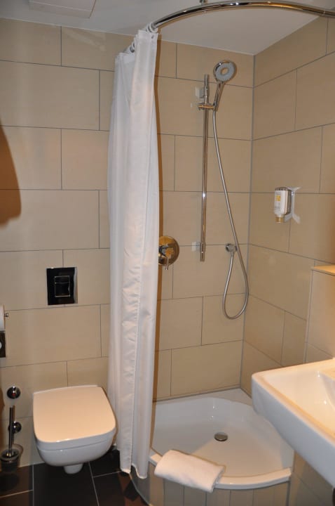 Alles so hochwertig und dann ein Duschvorhang.... Holiday Inn - the niu, Fusion Hamburg St. Georg