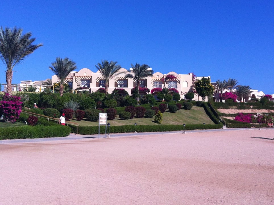 Blick vom Strand zum Hotel TUI MAGIC LIFE Kalawy