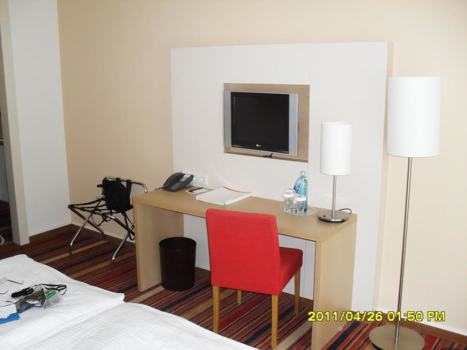 Modern eingerichtetes Zimmer H+ Hotel Bochum