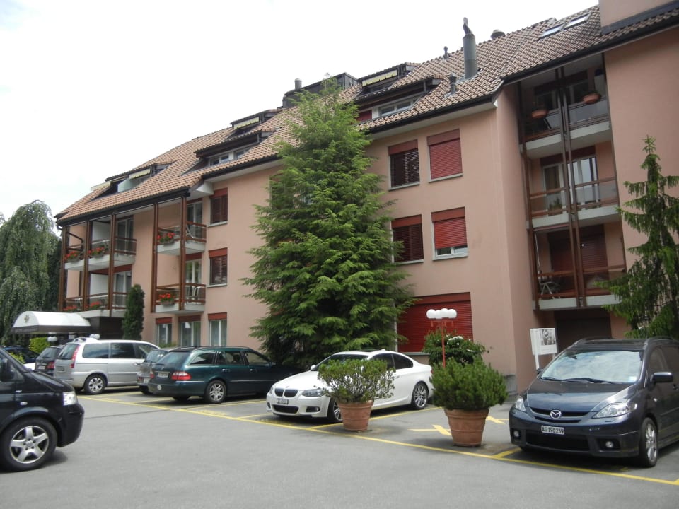 Blick vom Parkplatz zum Hotel Seehotel Kastanienbaum