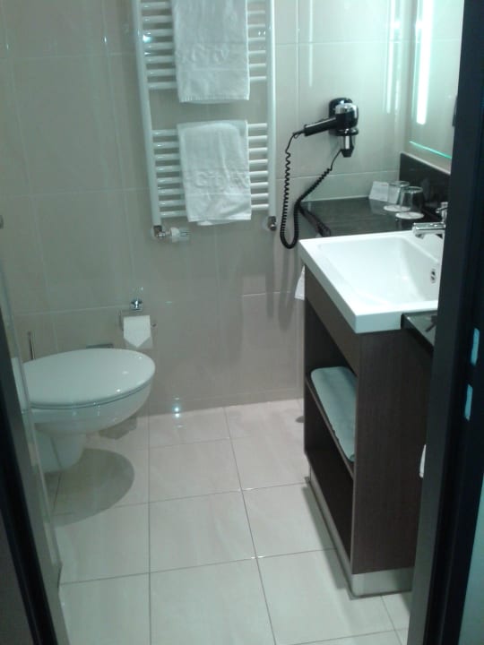 Sauberes aber kleines Bad IntercityHotel Berlin Hauptbahnhof