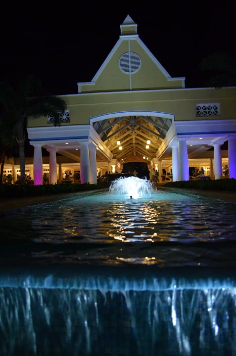Hoteleingang am Abend Curacao Marriott Beach Resort