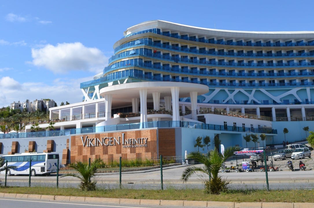 Seitenansicht rechter Komplex Vikingen Infinity Resort & Spa
