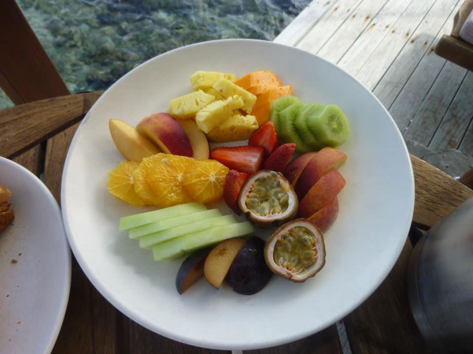 Auf Wunsch Frühstück in der Wasser Villa Mirihi Island Resort