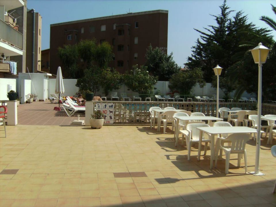 Außenbereich beim Pool Hotel Nereida