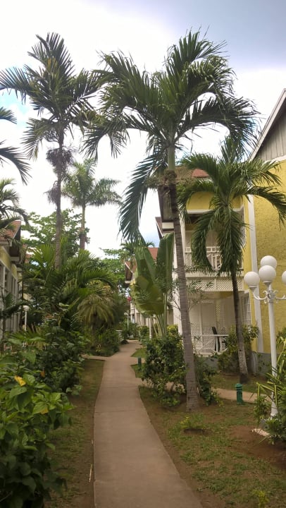 Zweistöckige Hotelhäuschen Merril's Beach Resort