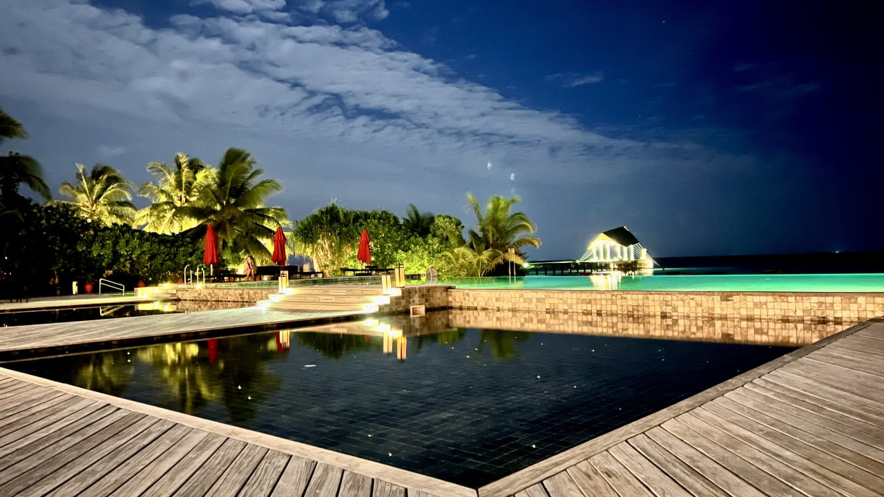 Pool NH Collection Maldives Havodda Resort