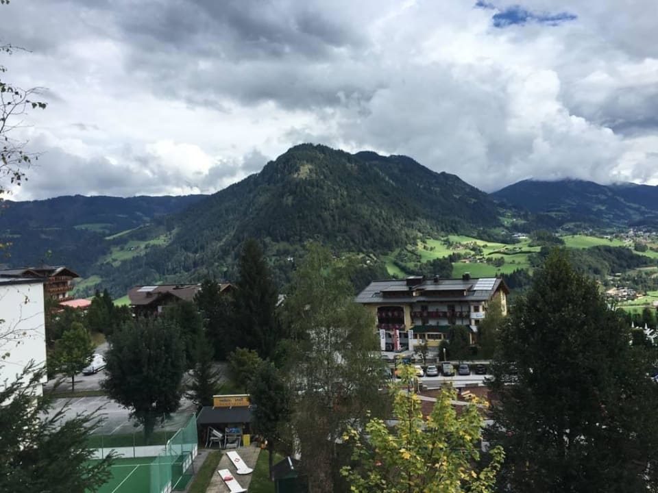 Panoramablick auf die Alpen Alpina Alpendorf