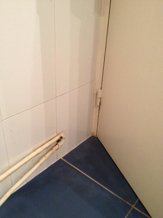 Hinter der Badezimmertüre ibis Styles Hotel Paris Gare de l'Est Château Landon