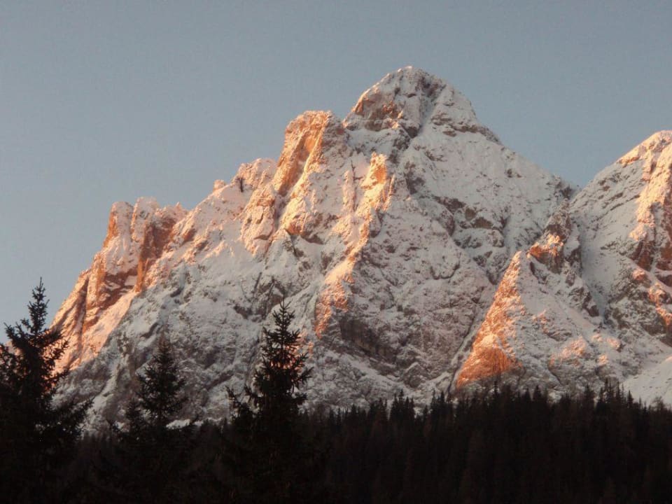 Blick am Morgen auf die Dolomiten vom Zimmer aus Mountain Resort Patzenfeld