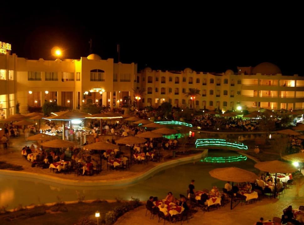 Der Pool beim Abendbuffet Xanadu Club Makady Bay