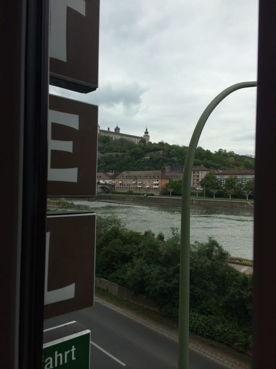 Вид из окна отеля Hotel Alter Kranen