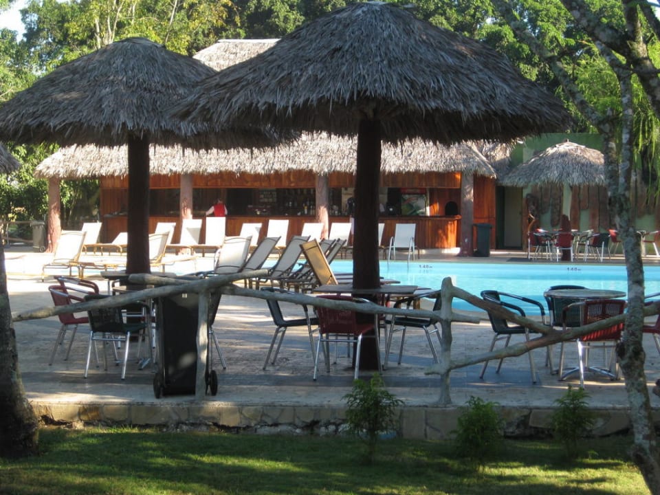 Poolanlage und Bar Hotel Los Caneyes