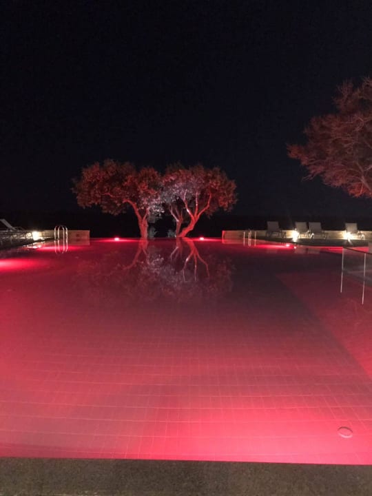 Beleuchteter Pool  Hotel Kakkos Bay