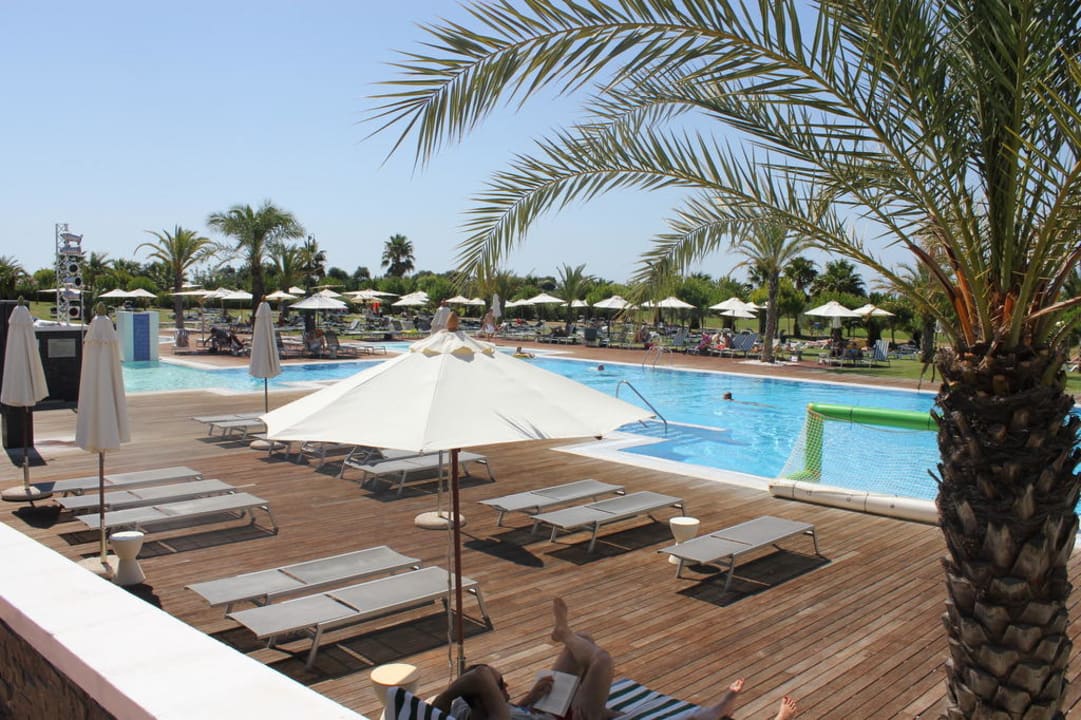 Der Pool mit Sonnenliegen ROBINSON QUINTA DA RIA