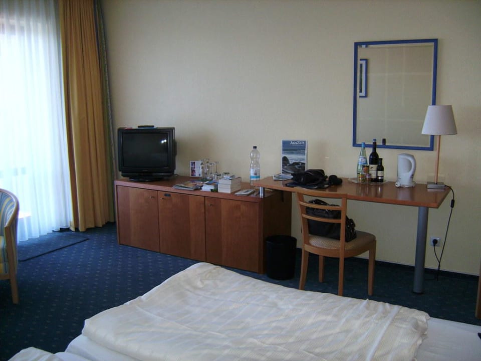 Schreibtisch, TV und Minibar, Bett Upstalsboom Hotel am Strand