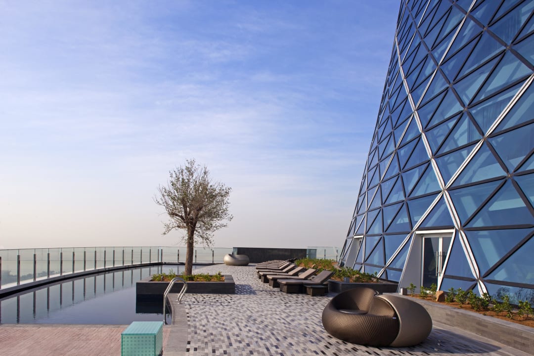 Outdoor swimming pool - highest in Abu Dhabi Andaz Capital Gate Abu Dhabi - a concept by Hyatt