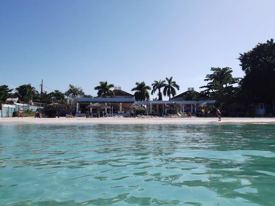 Hotel vom Meer aus fotografiert Hotel Beachcomber