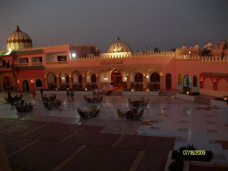 Bar vor den Restaurants Pickalbatros Alf Leila Wa Leila Resort - Neverland Hurghada