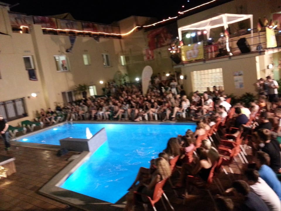 Abendprogramm am Pool Hotel Caribe Youth Only