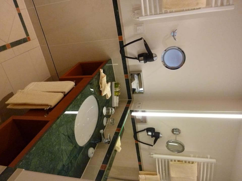 Bad im Zimmer 605 ATLANTIC Hotel Wilhelmshaven